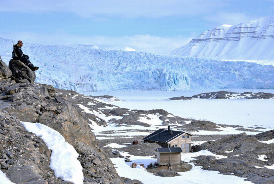 Nordenskiöld Lodge er verdens nordligste, kommersielle overnattingstilbud, en robust hytte med særegen beliggenhet mellom Nordenskiöldbreen, majestetiske fjell og det arktiske havet.