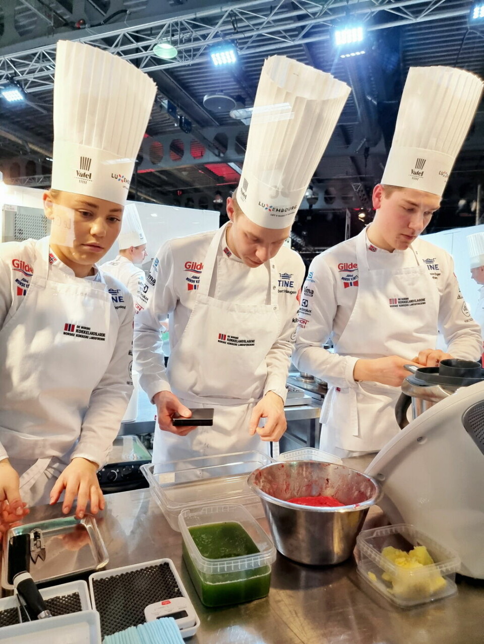 Tre av deltakerne på juniorlandslaget i aksjon i VM for kokkelandslag i 2022.