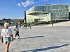 Oslo har fått en fantastisk sjøside, der du kan vandre fra den ene opplevelsen til den andre, med korte avstander. Som her, fra Operabygget og over gata til det storslåtte Deichmanske Bibliotek.