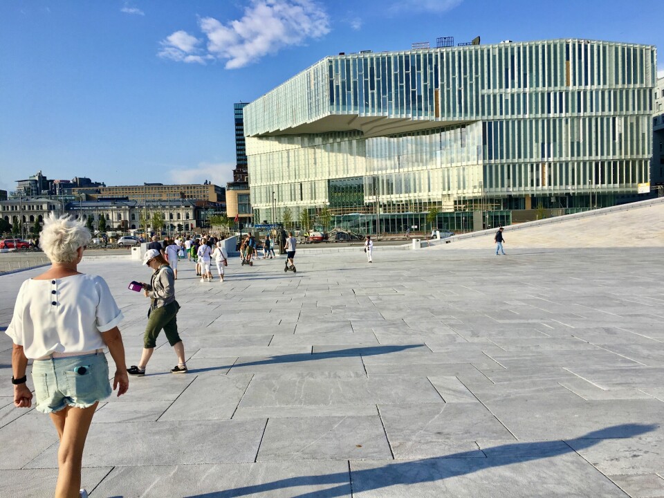 Oslo har fått en fantastisk sjøside, der du kan vandre fra den ene opplevelsen til den andre, med korte avstander. Som her, fra Operabygget og over gata til det storslåtte Deichmanske Bibliotek.
