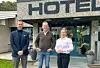 Stranda Hotel er nå en del av Classic Norway hotels. Fra venstre administrerende direktør i CNH, Stephen Meinich-Bache, videre Frode Kjølås og Kristine Berg fra Strand Hotel.