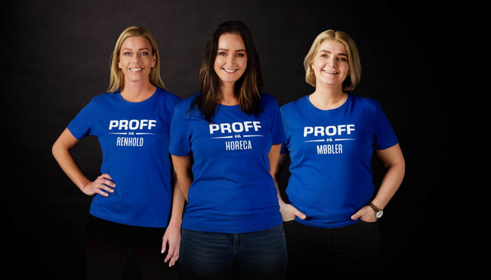 tre kvinner med t-skjorter med påskriften proff på renholds, proff på horeca  og proff på møbler