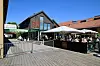 Foyn Restaurant og inngangen til pulserende Foynhagen, som holder liv i Brygga og Tønsberg utover sommerkveldene.