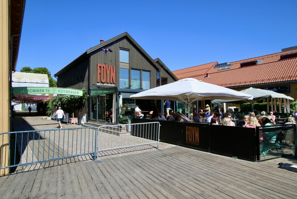 Foyn Restaurant og inngangen til pulserende Foynhagen, som holder liv i Brygga og Tønsberg utover sommerkveldene.