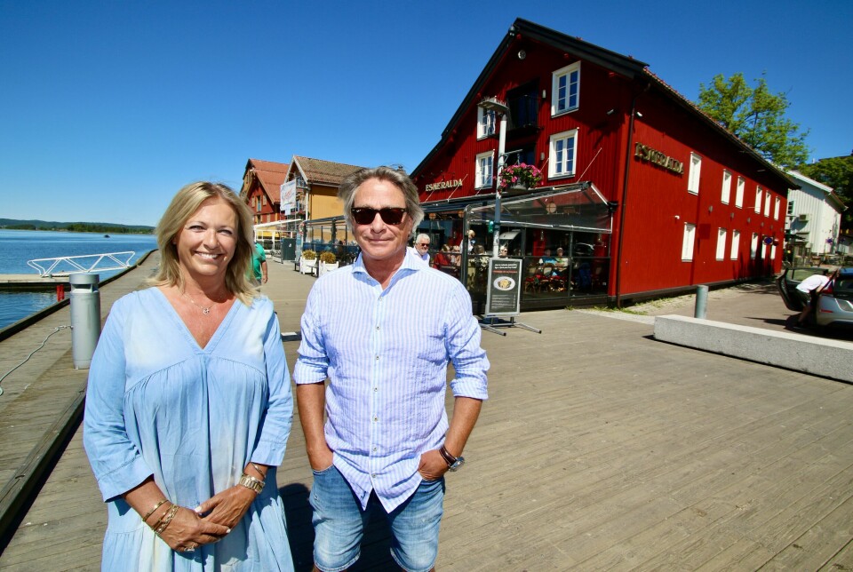 Tia og Svennik Petterson foran populære Esmeralda på Brygga, som de eier og driver.