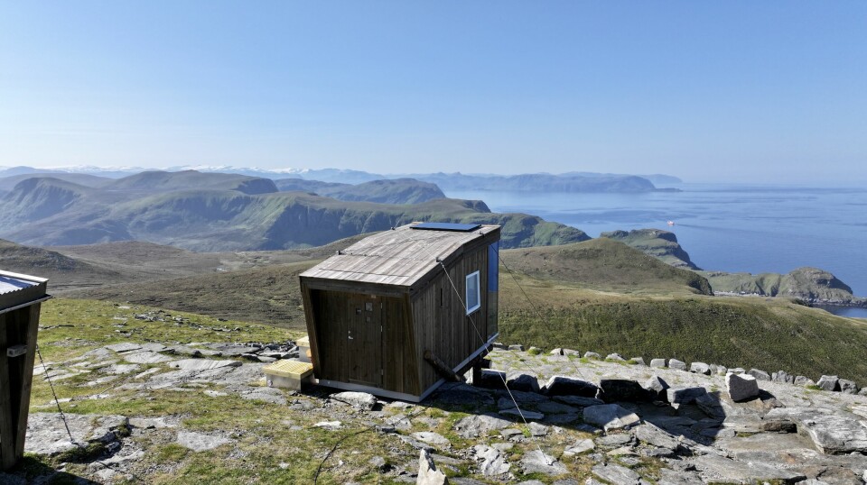 En liten hytte liggende på Vestkapp med utsikt over havet.