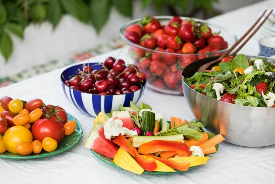 boller med friske bær og salat. Jordbær, moreller, tomater, melon, salat