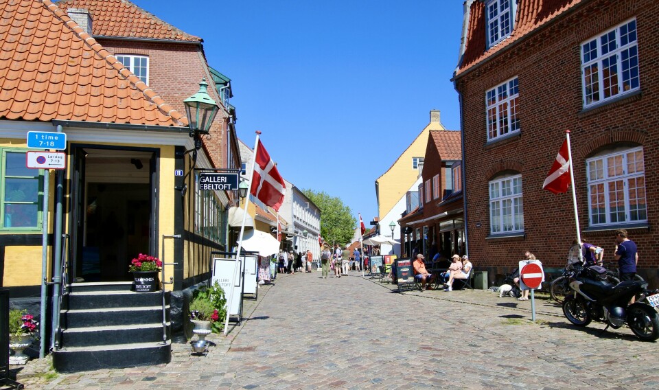 Dansk sommeridyll i Ebeltoft, molboenes hjemby, sies det, ikke så langt fra Århus.
