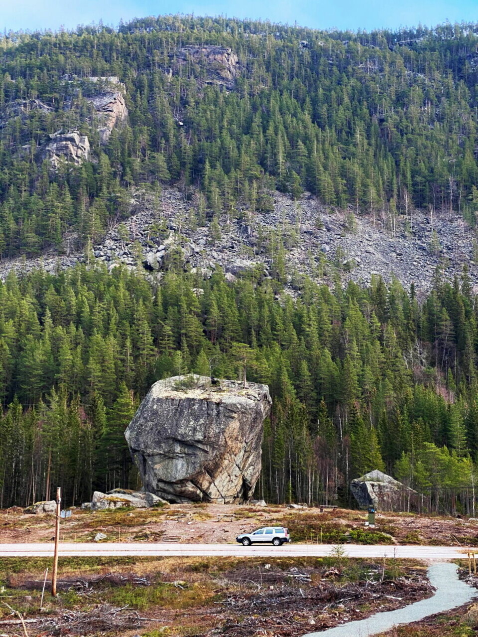 Andråsteinen skal ha løsnet fra fjellet i bakgrunnen for rundt 10 000 år siden.