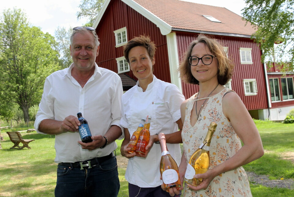 Jan Erik Finne og Lisbeth Schineller (til høyre) driver Welldrinks.no, som selger alkoholfrie produkter til serveringsmarkedet. De har base på Opaker Gård, der Kjersti Rinde Omsted (midten) er daglig leder.