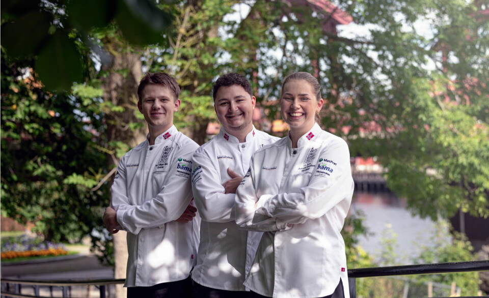 Eli Anne Sundset er en av de fire deltakerne i Årets unge kokk 2023. Her sammen med Ivar Follinglo Moe og coach Andreas Sørlie Trøjgaard.
