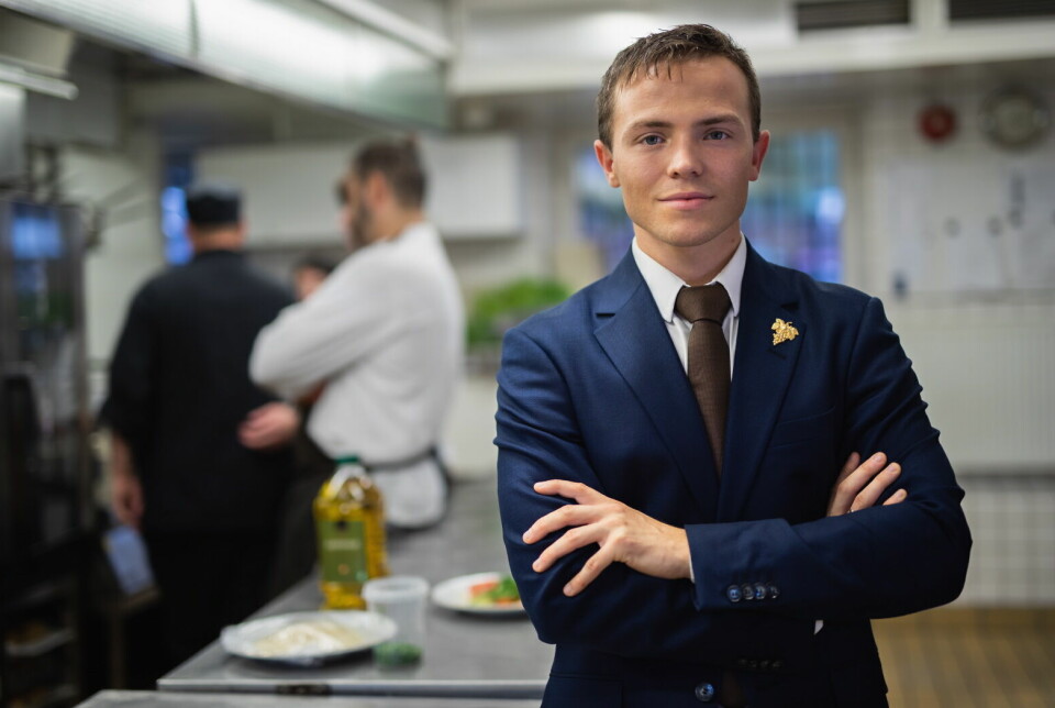 Mathias Toresen er den første kongepokalvinneren i NM i servitørfag. Han vant NM i servitørfag 2023.