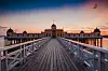 Lang brygge ut mot Varberg Kalbadhus. fargerik solnedgang.