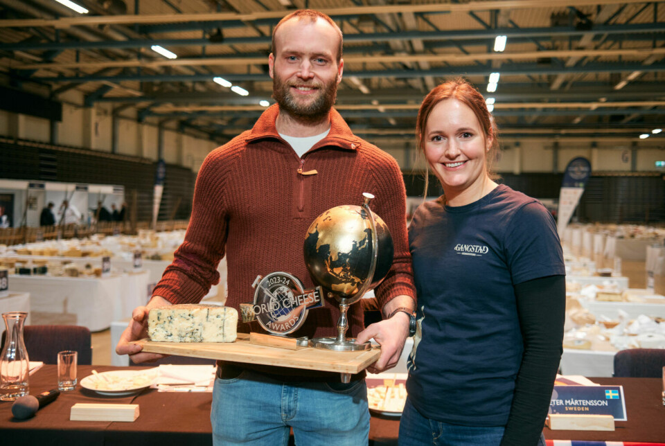 Ole og Maren Gangstad med prisen som viser at Nidelven Blå er verdens beste ost i 2023.