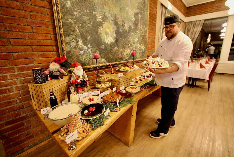 Kjøkkensjef Janne Eskola på Radisson Blu Beitostølen kan med rette være stolt av hotellets berømte dessertbord i juletida. Det du ikke finner på dette bordet av dessert-lekkerheter, eksisterer trolig ikke.