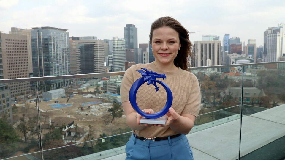 Mia Sætre Bernhardsen, ansvarlig for Sør-Korea i Norges sjømatråd, viser frem Blue Dragon-prisen.