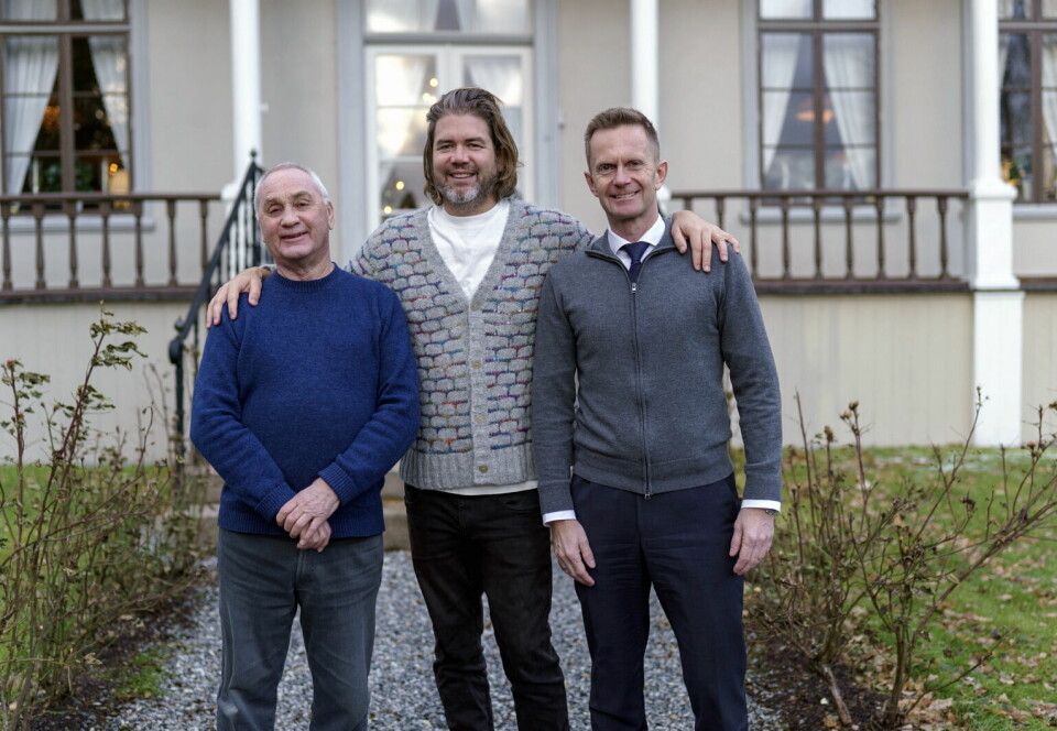 Classic Norway Hotels-eier Erik Berg (til venstre) og administrerende direktør Stephen Meinich-Bache er klar til å overta tre av Vågås reiselivsperler etter at Magnus Smidesang Rønningen (midten) har stått bak en solid oppgradering av anleggene.