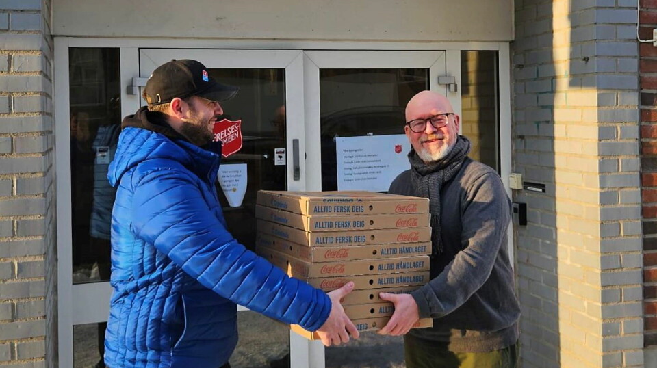 Jon Kaastad tar imot en stabel pizzaer hos Frelsesarmeen på Rodeløkka.